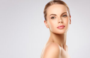 A woman looking over her shoulder and showing the results of Bellafill® in Cincinnati